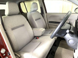 フロントベンチシートだから運転席足元もゆったり、広々快適です♪