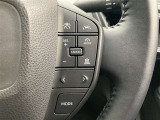 前方の車との車間を設定し、スピードを上げたり緩めたりを自動で行ってくれる追尾式の「レーダークルーズ」。上級装備の一つです!高級車にしかつかない嬉しい機能です。