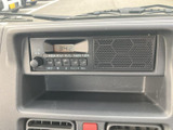 AM/FMの表示や操作ボタンがまとまっており、運転席から内容を確認しやすい配置です。時計表示も備わり、時刻を確かめたい日常の移動で役立ちます。シンプルで扱いやすい印象です。