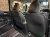 後ろの席から見た前の席の背もたれです。運転席の奥にハンドルも見えます。
