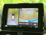 周囲の映像をモニターで確認でき、駐車時や車庫入れの際に周辺の安全確認をサポートします。表示内容を見ながら、車両の周囲を確認しやすい装備です。