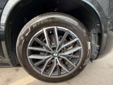 BMWの純正アロイホイールは軽量かつ強度にも優れているホイールで走行性能を引き上げる設計になっております。足元にもBMWは妥協がなくこだわっている個所になります。