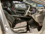 運転席まわりまで見渡しやすい前席で、シートに腰掛けたときも落ち着いて過ごせる空間です。黒を基調とした内装に差し色が入り、足元まで整った印象。乗り降りの際にも室内の広がりを感じられます。