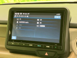 オーディオソースを一覧から選べる画面で、テレビやBluetooth、USBなどの項目を確認できます。画面下には音量やホームなどのボタンも配置され、目的に合わせて操作しやすい構成です。
