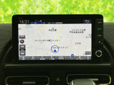 地図上で周辺の道路や施設名を確認でき、目的地までの道順を把握する際に便利です。画面内の案内表示も見やすく、初めて訪れる場所へのお出かけをサポートします。