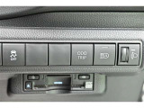 オートマチックハイビームとは、先行車や対向車のライトを認識し、ハイビームとロービームを自動で切り替える機能です。夜道の視界を確保します。詳細は販売店スタッフまでおたずねください。