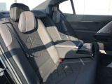 後席も使用感はさほど感じず、運転席・助手席同様に清潔感があります。後席シートもしっかりと作り込まれていますので、座り心地も悪くありません。是非、実車にてご確認下さい。