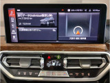 【ドライバーコックピット】人間工学に基づきドライバー中心にすべての操作パネルを設計。ドライバーが直感的に操作できる様にドライバー側にわずかに傾斜。常に運転に最適な姿勢/視線を保つ事が出来ます!
