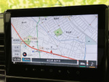 道路や周辺施設が地図上に表示され、現在地を確認しながら目的地までの道順を把握できます。縮尺や案内情報も画面で見やすく、慣れない場所へのお出かけにも便利です。