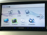 iPodやUSB、SD、ワンセグなど複数の音源が画面に並び、使いたいメディアを選びやすい構成です。表示が整理されており、普段の車内で好みに合わせて音楽や放送を楽しめます。