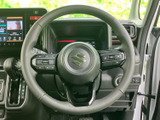 手元に複数のスイッチが配置され、運転席から必要な機能へアクセスしやすい構成です。メーターや画面を確認しながら扱いやすく、日々の運転をサポートします。