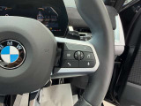 運転中にもオーディオの音量やFMの切り替えなどステアリングでの操作で切り替え可能なため、ステアリングから手を放す必要がない為、運転中でも操作が簡単でございます。