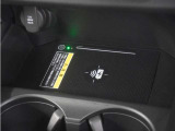 センターコンソールトレーはワイヤレス充電器(Qi(チー)規格)となっており、対応機種を置いておくだけで充電可能です。