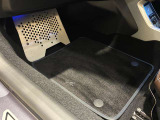 足元まわりの様子をご紹介します。車内の細部まで確認することで、毎日乗る場面もイメージしやすくなります。写真では分かりにくい状態や気になる箇所は、スタッフへご相談ください。