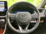 ステアリングには複数のスイッチが配され、手元で車内装備を扱いやすい構成です。前方から視線を大きく外さず操作しやすく、日常の運転を快適にサポートします。