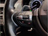 【ルームミラー一体型ETC車載器】ルームミラーの裏側に目立たない様に配置されたETCカード挿入口。スタイリッシュ且つ機能的なものとなっております。