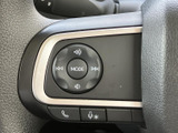 中央に速度表示、左右に各種情報がまとまり、運転中も必要な情報を確認しやすい配置です。表示の位置が分かりやすく、日々の運転をサポートしてくれる装備です。