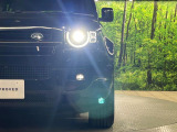 ランドローバーのHID(ディスチャージ)ヘッドライトは、高電圧の放電で発光する明るい電球です。白く遠くまで照らせるため夜間の視認性が高く、過去の多くのモデルで上級装備として採用されていました。