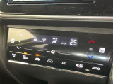 【オートエアコン】一度お好みの温度に設定すれば、車内の温度を検知し風量や温度を自動で調整。暑い&hellip;寒い&hellip;と何度もスイッチ操作をする必要はありません。快適な車内空間には必須の機能ですね♪