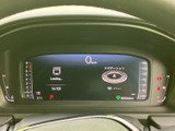 速度や燃料などの情報が運転席正面にまとまり、視線を大きく動かさず確認しやすい配置です。ナビゲーション表示も備わり、運転中に必要な情報を把握しやすくなっています。