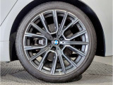【BMWアロイホイル】軽量かつ強度に拘ったアロイホイル。走行性能ポテンシャルを引き出す設計。車の足元を引き締めてくれる大きなポイントはアロイホイルです。