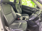 前席はゆったりとした座面とヘッドレストを備え、運転席・助手席ともに落ち着いて座れる空間です。ドア側から乗り降りしやすく、日々の移動にも使いやすい室内です。