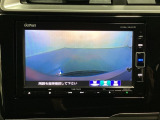 ギヤをR(バック)に入れるとナビの画面に後ろの映像が映るリアカメラ付です。後退時、コンディションが悪い視界でもカラーバックモニターがドライバーをサポートします。