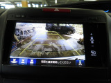 バックカメラの画像です。ガイドラインがスムースな車庫入れをサポートいたします。車庫入れの安心感がアップしますね。