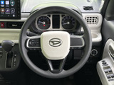手元に各種スイッチを備え、運転姿勢を保ちながら必要な操作へ移りやすい配置です。メーターとの位置関係も分かりやすく、日々の運転をサポートする実用的な装備です。