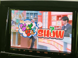 テレビ番組を画面に表示でき、停車中の待ち時間にも映像を楽しめます。画面に映る内容をひと目で確認できるので、休憩時やお出かけ先で過ごす時間をより楽しく彩ります。