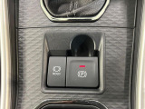 【電動パーキングブレーキ】パーキングブレーキは便利な電動式!ボタン一つで操作でき、アクセルを踏めば自動で解除されます♪レバーやペダルが無いので運転席廻りもすっきりしますね♪