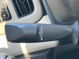 表示が見やすく、運転席から各種操作の内容を確認しやすいレバーです。手元に配置されているため、天候の変化に応じた操作にも対応しやすく、日々の運転を支える実用的な装備です。