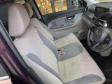 運転席を右側から写しました。シートは布張りで、座面の形がよく分かります。