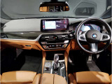 BMWの運転席はドライバーオリエンテッドという構造を採用。ドライバー目線の操作がしやすい設計になっており、ドライブ中にも目線の移動が少なく運転中にも簡単に操作ができます。