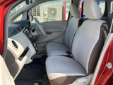明るい内装色とすっきりした運転席まわりで、乗り込んだ際に見渡しやすい印象です。前席は座面と背もたれに一体感があり、毎日の通勤やお出かけでもくつろいでお座りいただけます。