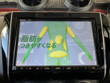 画面には映像コンテンツが表示され、停車中の待ち時間に楽しめるのが魅力です。大きく見やすい表示で、車内で過ごすひとときに彩りを添えてくれます。