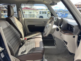 明るい色調でまとまった運転席まわりは、前方を見渡しやすい開放的な空間です。チェック柄とブラウンのシートが落ち着いた雰囲気を添え、座る方をやさしく迎えてくれます。