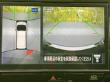 後方の映像に加え、車両周囲を示す表示も確認できます。駐車や後退の際に周辺状況を把握する助けとなり、目視による安全確認と組み合わせて活用いただけます。