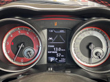 左右に各種スイッチを備え、手を大きく離さずに車両の設定や表示の確認を行えます。握ったまま操作しやすい配置で、日々の運転をサポートしてくれます。