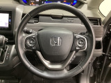 ハンドルにHondaセンシング系のクルーズコントロールやレーンキープアシストなどのスイッチと、オーディオの操作スイッチが装備されています。ハンドルから手を離さず安全に操作できます。