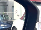 【ブラインドスポットインフォメーション】走行中、ドアミラーの死角になりやすい箇所に後続車が接近するとサイドミラー付近に警告を表示、ドライバーに注意喚起をしてくれます。
