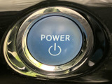 電源スイッチが見やすい位置に配置され、必要なときに車両の起動操作を行えます。周囲の装飾パネルと一体感のある配置で、日常の乗り降りの際にも確認しやすい設計です。