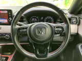 ステアリング周辺には複数のスイッチがまとまり、運転中も手元で各種機能を確認しやすい構成です。視線移動を抑えながら操作を行いやすく、日々の運転を便利にサポートします。