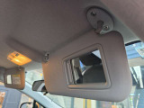 運転席のサンバイザーです。裏に鏡が付いています。