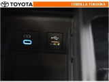 ポータブルオーディオなどの機器を接続して、車両のスピーカーで聞くことができます。