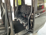 リアシート座面を持ち上げると、背の高い荷物を積むのに便利なトールモードに変身します!多彩なシートアレンジで使い勝手良好!