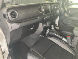 運転席、助手席にはシートヒーターが搭載しております。