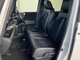前席は身体を受け止めるシート形状で、運転席と助手席それぞれに落ち着いた座り心地をもたらします。広い窓から周囲を確認しやすく、日常の移動も快適です。