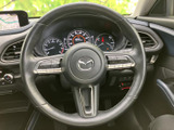 ステアリングに各種スイッチがまとまり、運転姿勢を保ったまま手元で操作できます。メーターや周辺の表示も確認しやすい運転席で、日々の移動を快適にサポートします。