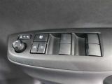 運転席のパワーウインドスイッチで全席窓の開閉・ロック操作ができます。